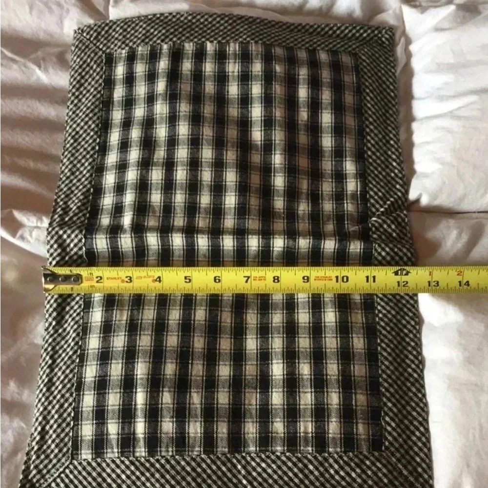Set of black/white 2 hand towels/‎ 2 placemats